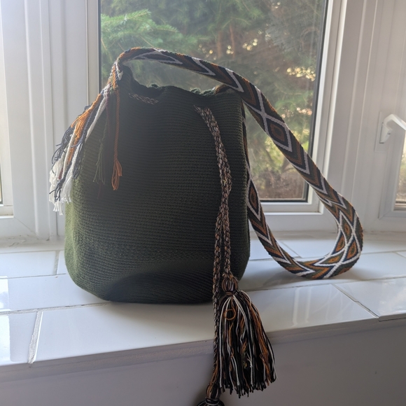 Elegant Olive Green Woven Shoulder Bag - Picture 4 of 14